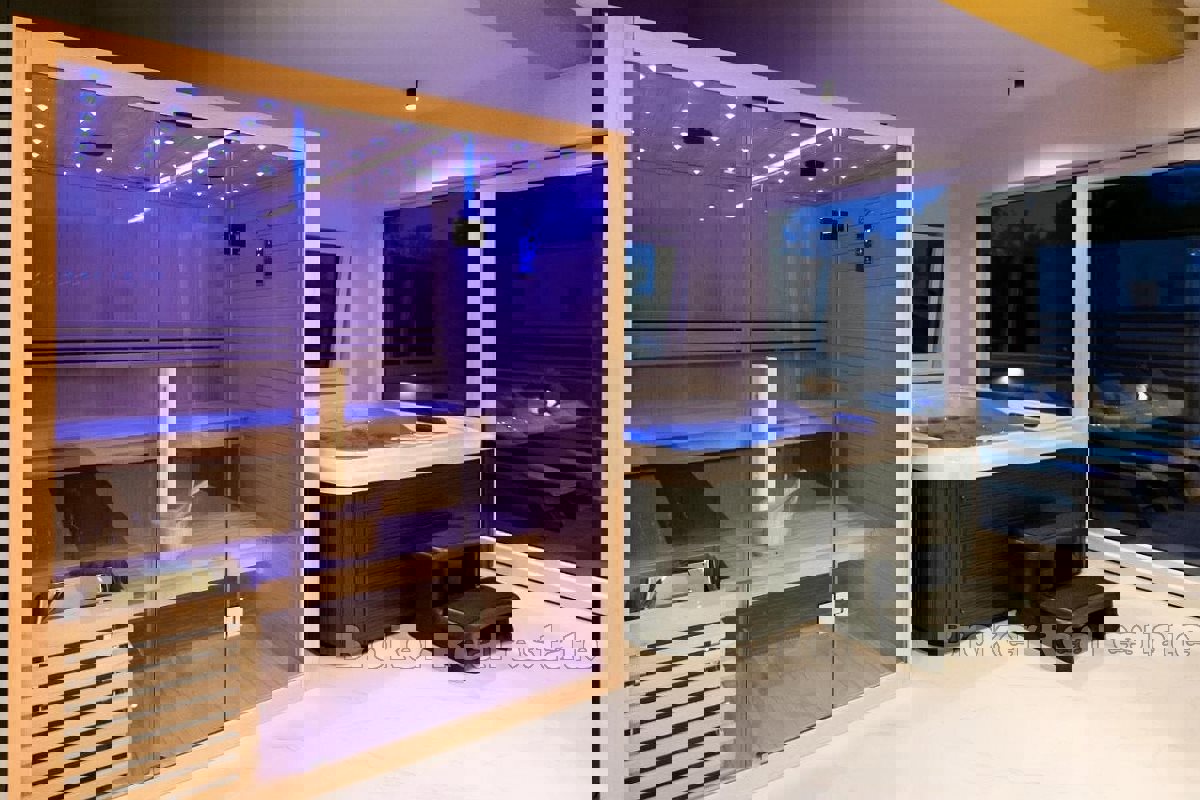 Moderna villa di lusso con piscina in uno splendido ambiente naturale