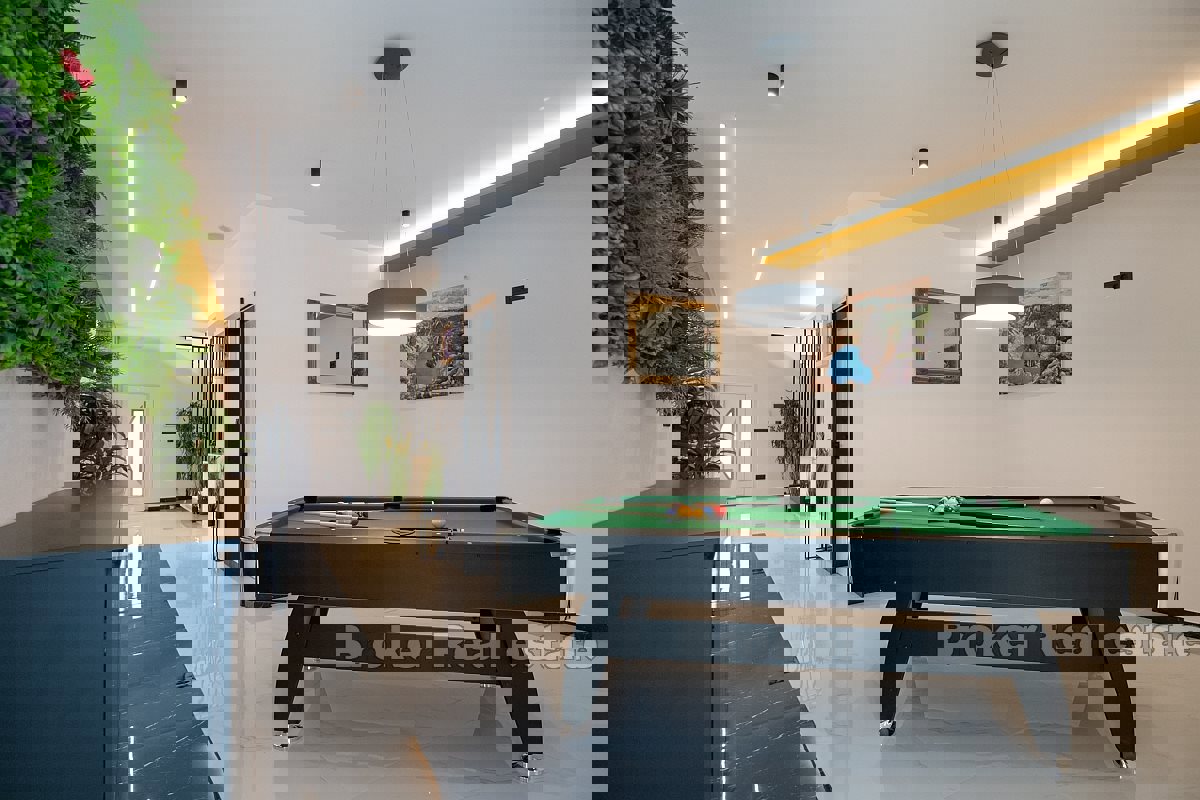 Moderna villa di lusso con piscina in uno splendido ambiente naturale