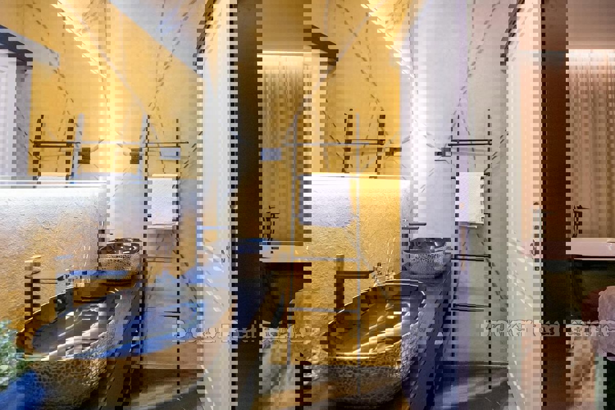 Moderna villa di lusso con piscina in uno splendido ambiente naturale