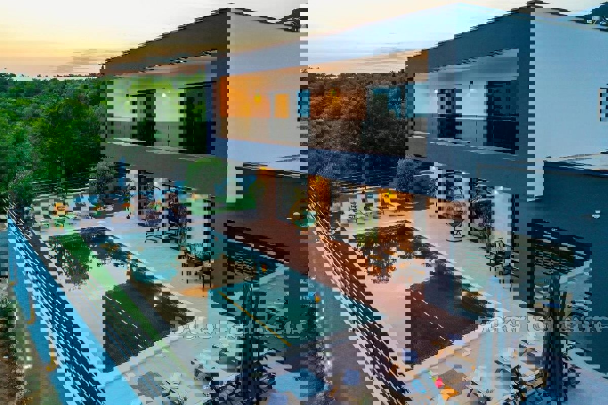 Moderna villa di lusso con piscina in uno splendido ambiente naturale