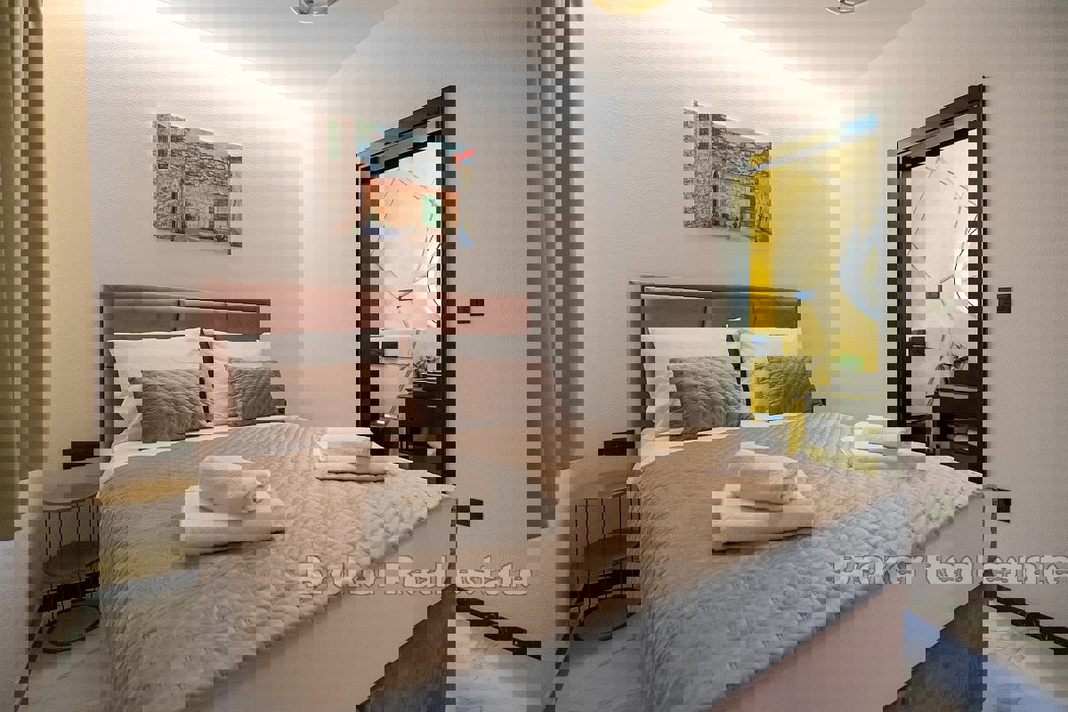 Moderna villa di lusso con piscina in uno splendido ambiente naturale