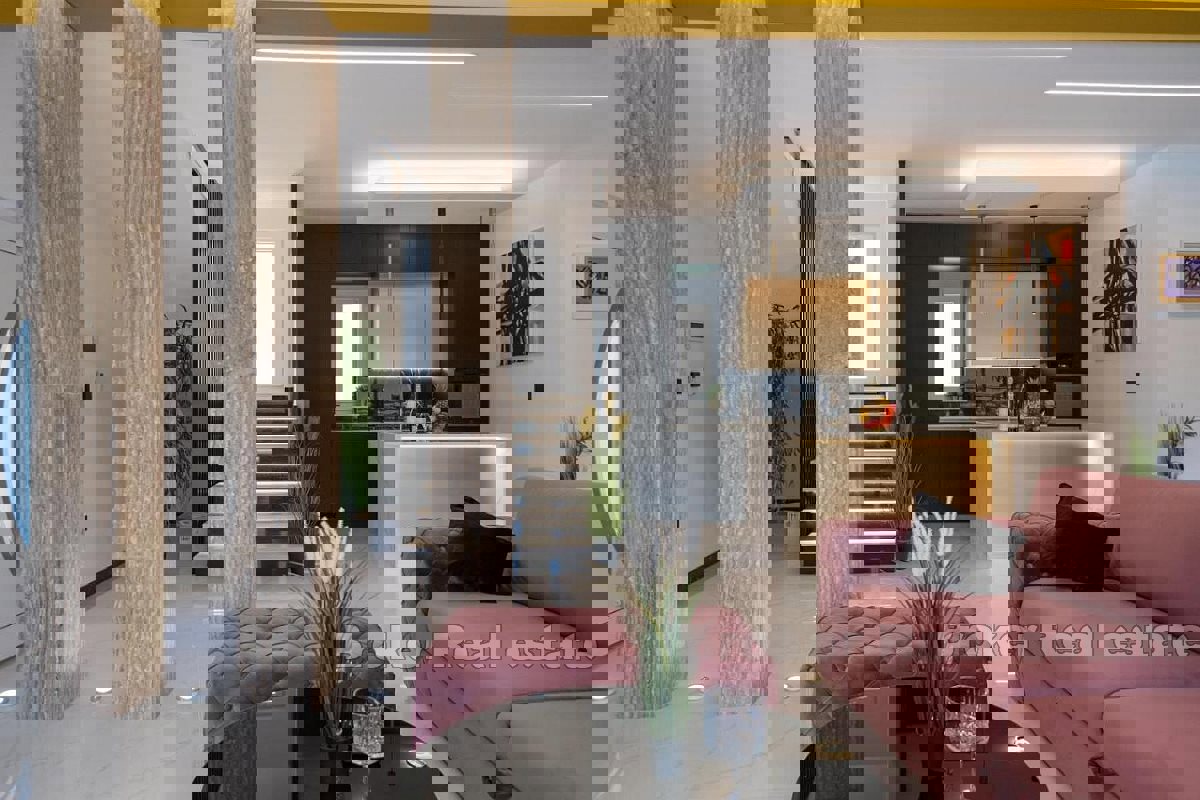 Moderna villa di lusso con piscina in uno splendido ambiente naturale