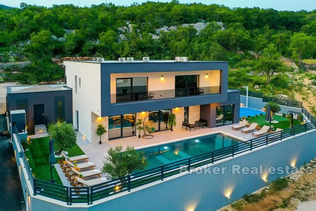 Moderna villa di lusso con piscina in uno splendido ambiente naturale