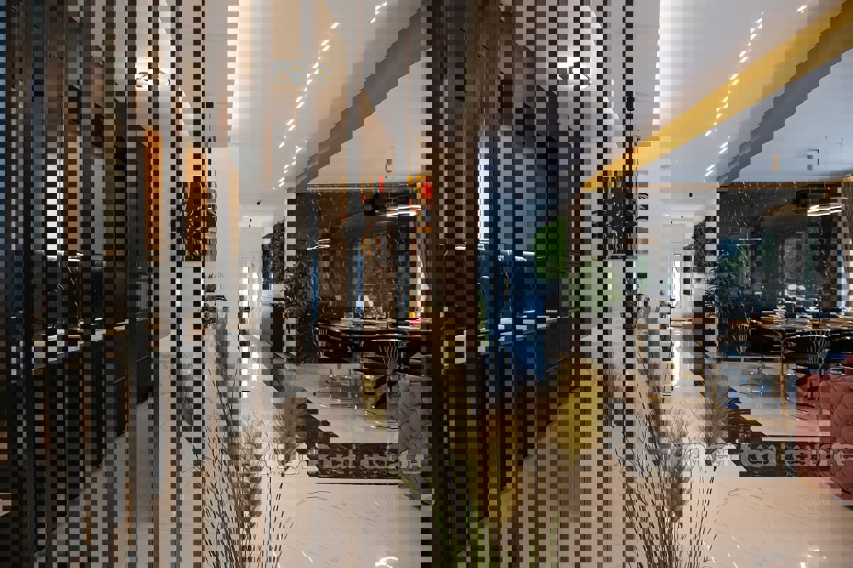 Moderna villa di lusso con piscina in uno splendido ambiente naturale