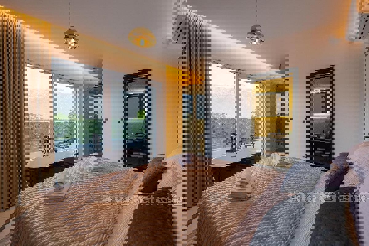 Moderna villa di lusso con piscina in uno splendido ambiente naturale