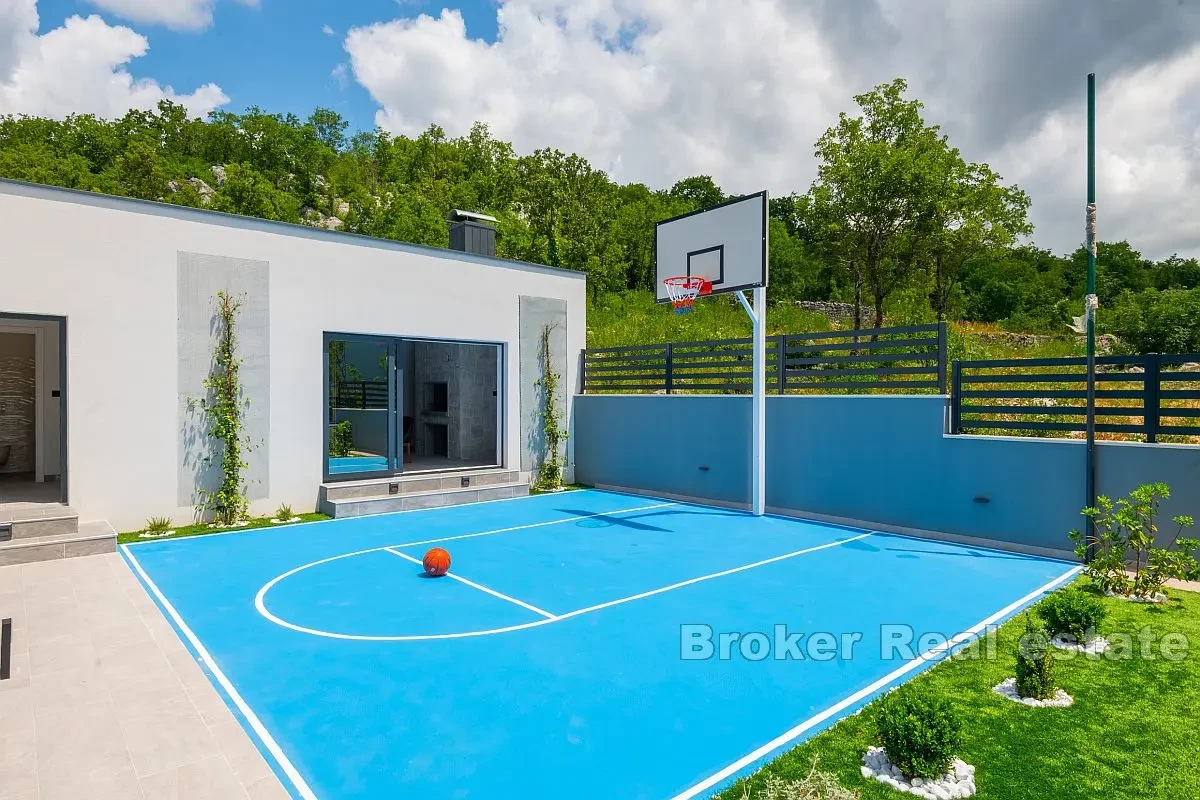 Moderna villa di lusso con piscina in uno splendido ambiente naturale