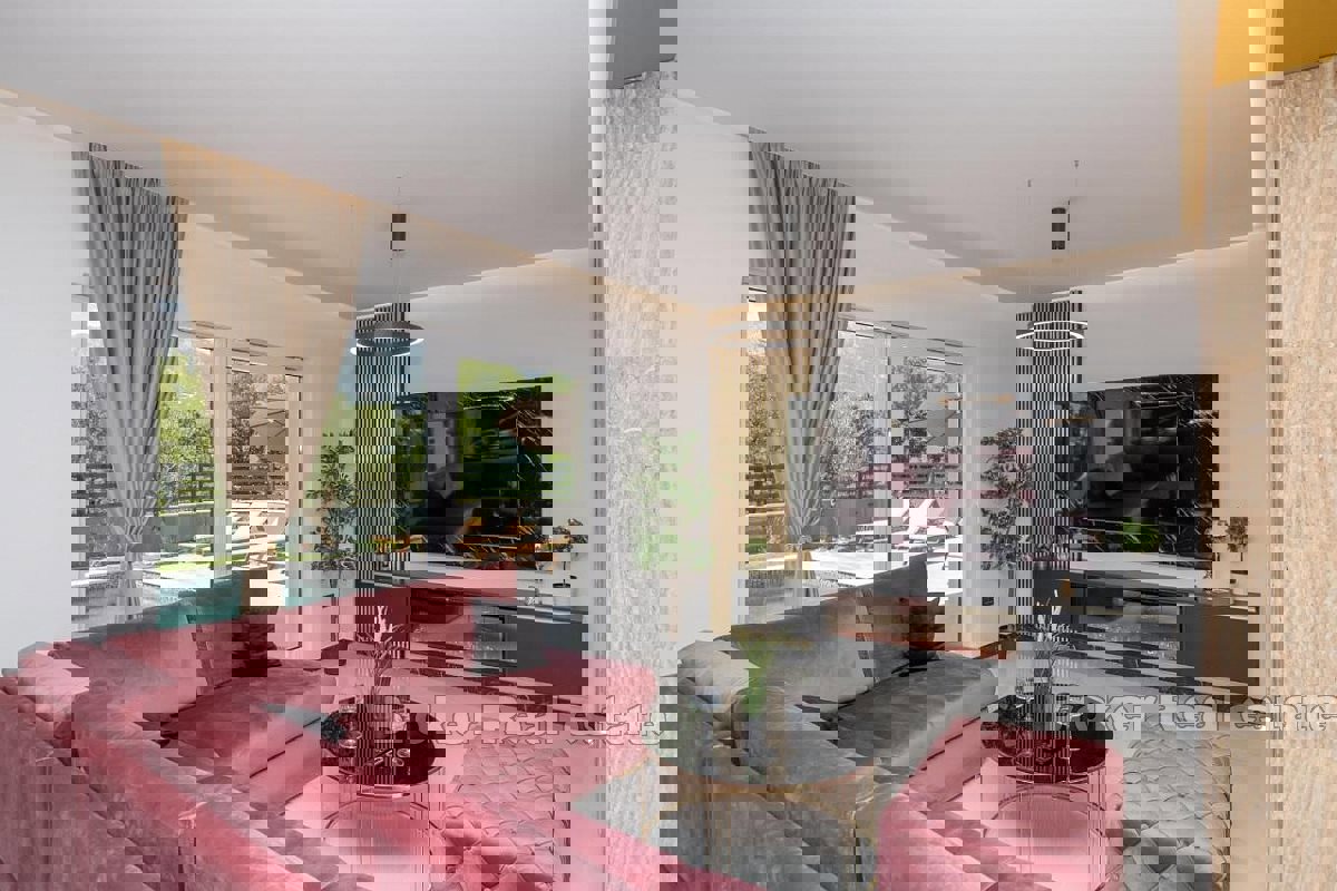 Moderna villa di lusso con piscina in uno splendido ambiente naturale