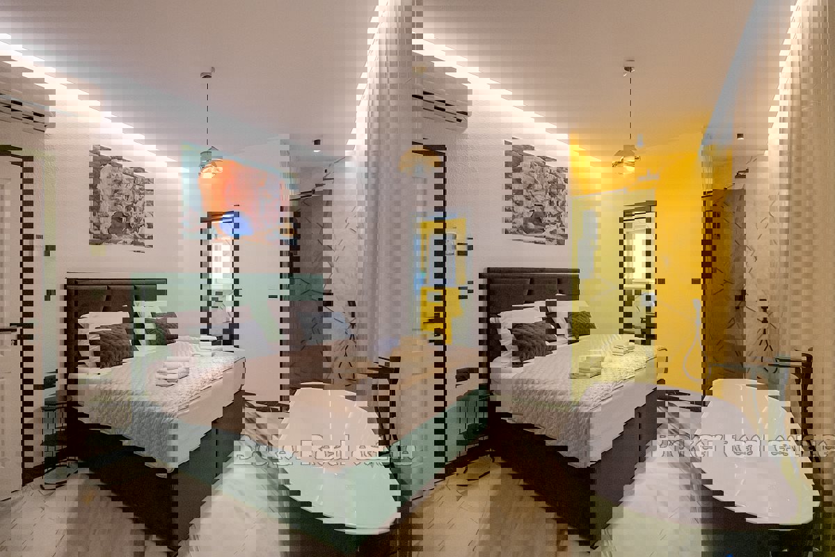 Moderna villa di lusso con piscina in uno splendido ambiente naturale