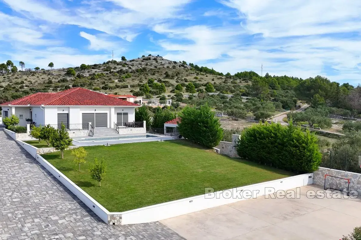 Bellissima villa moderna con piscina