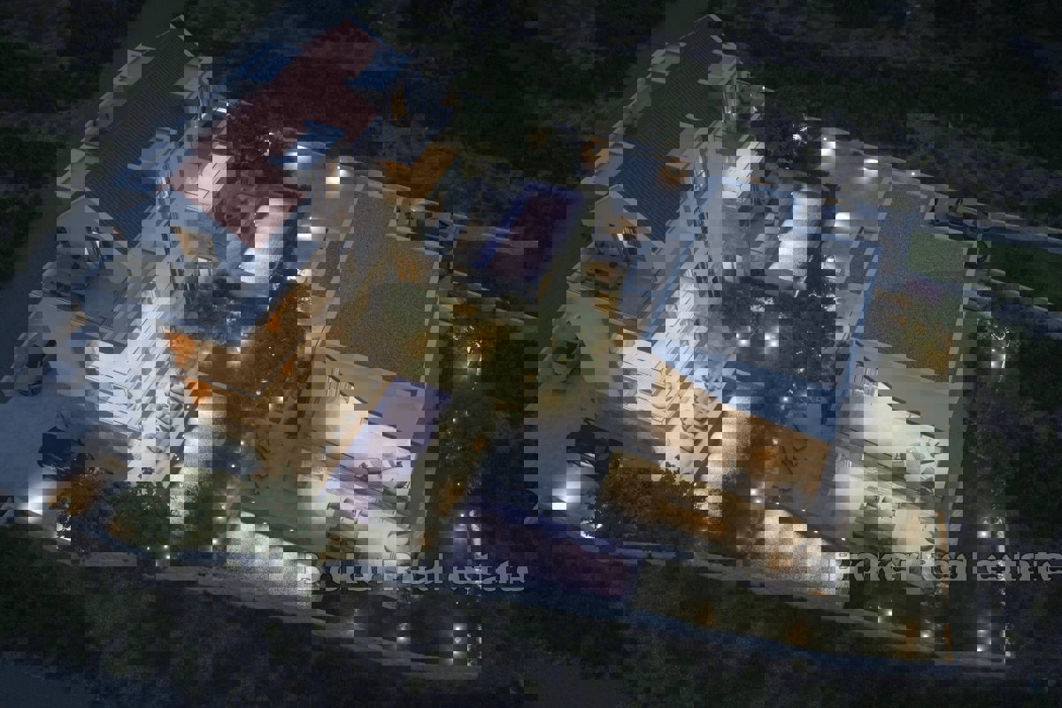 Villa moderna con piscina