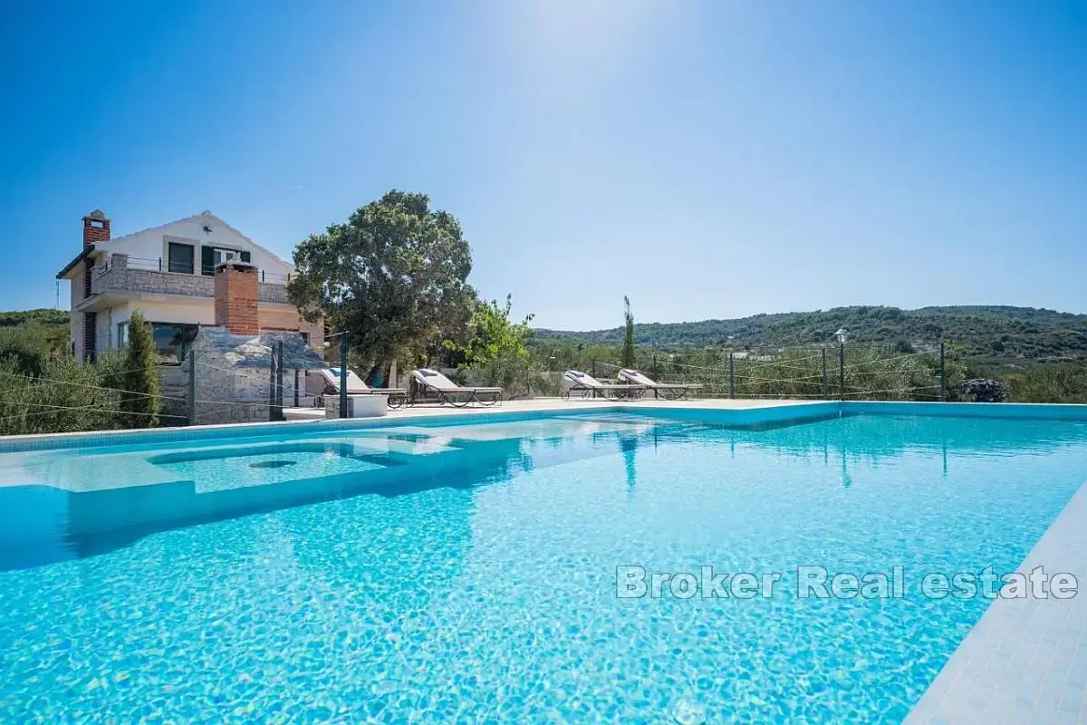 Una bella casa con piscina e una vista unica