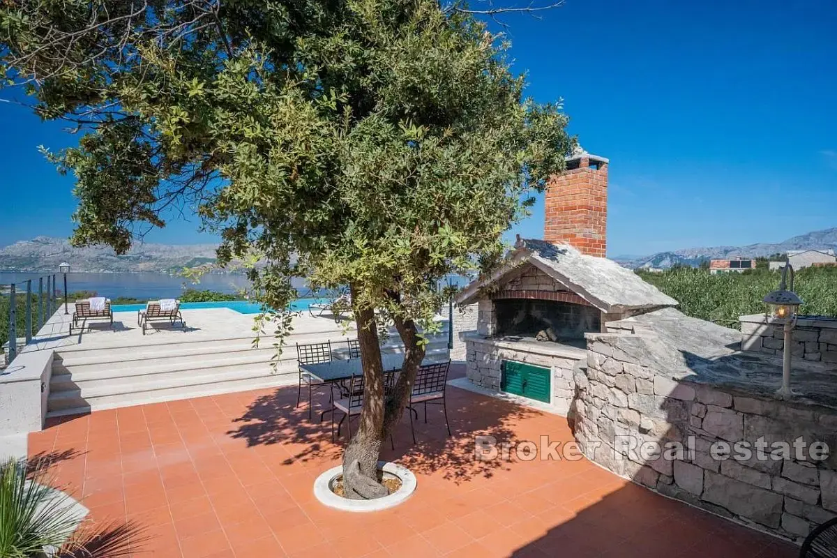 Una bella casa con piscina e una vista unica