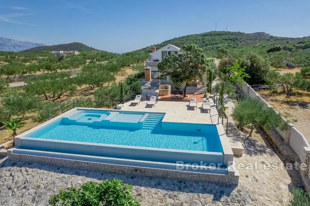 Una bella casa con piscina e una vista unica