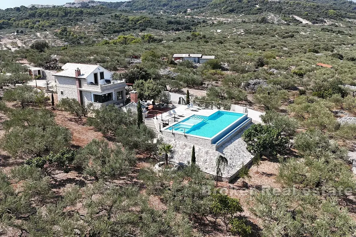 Una bella casa con piscina e una vista unica