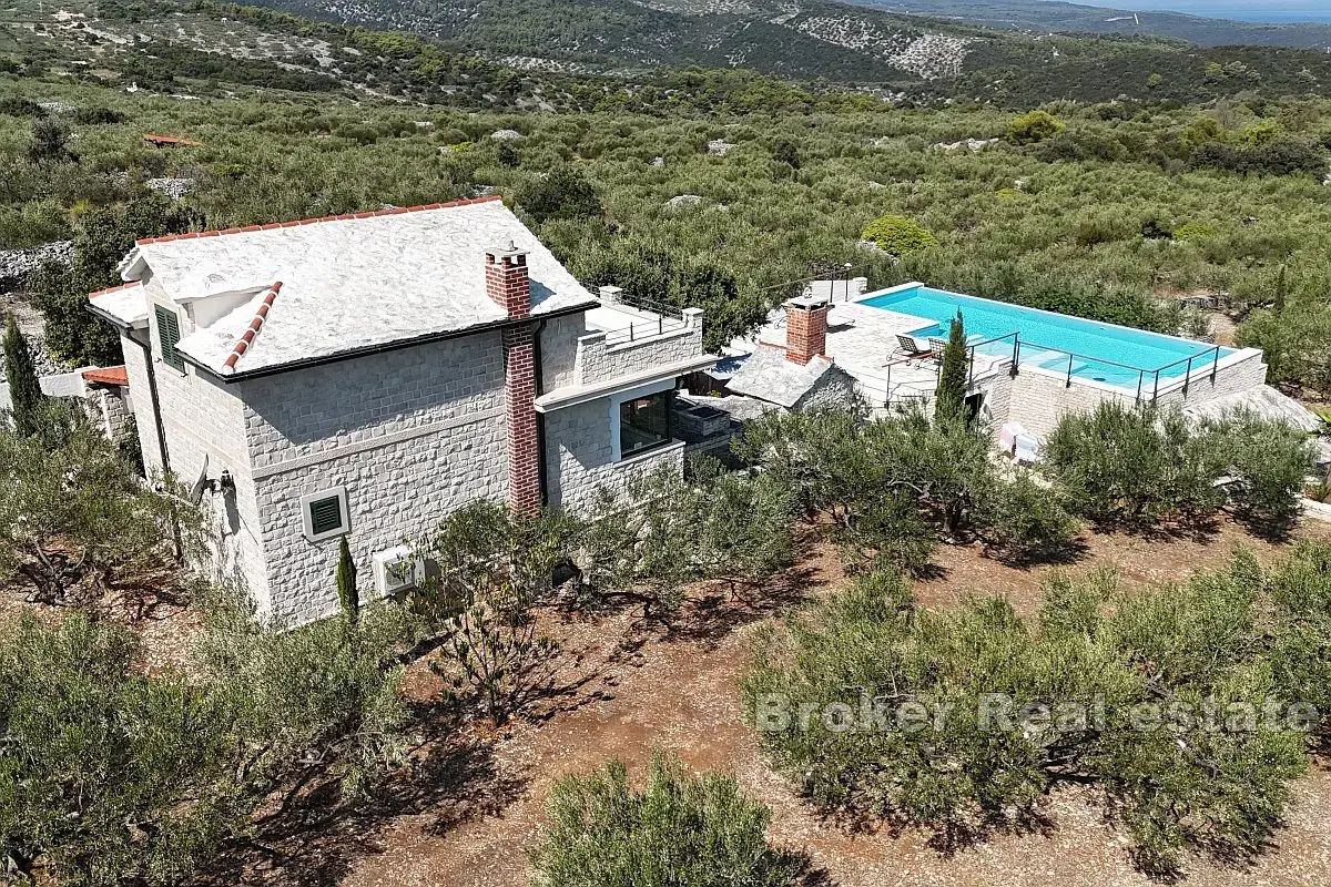 Una bella casa con piscina e una vista unica