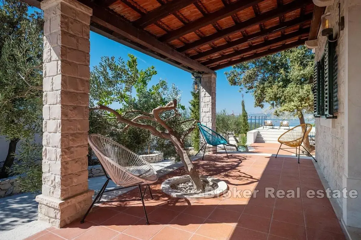 Una bella casa con piscina e una vista unica