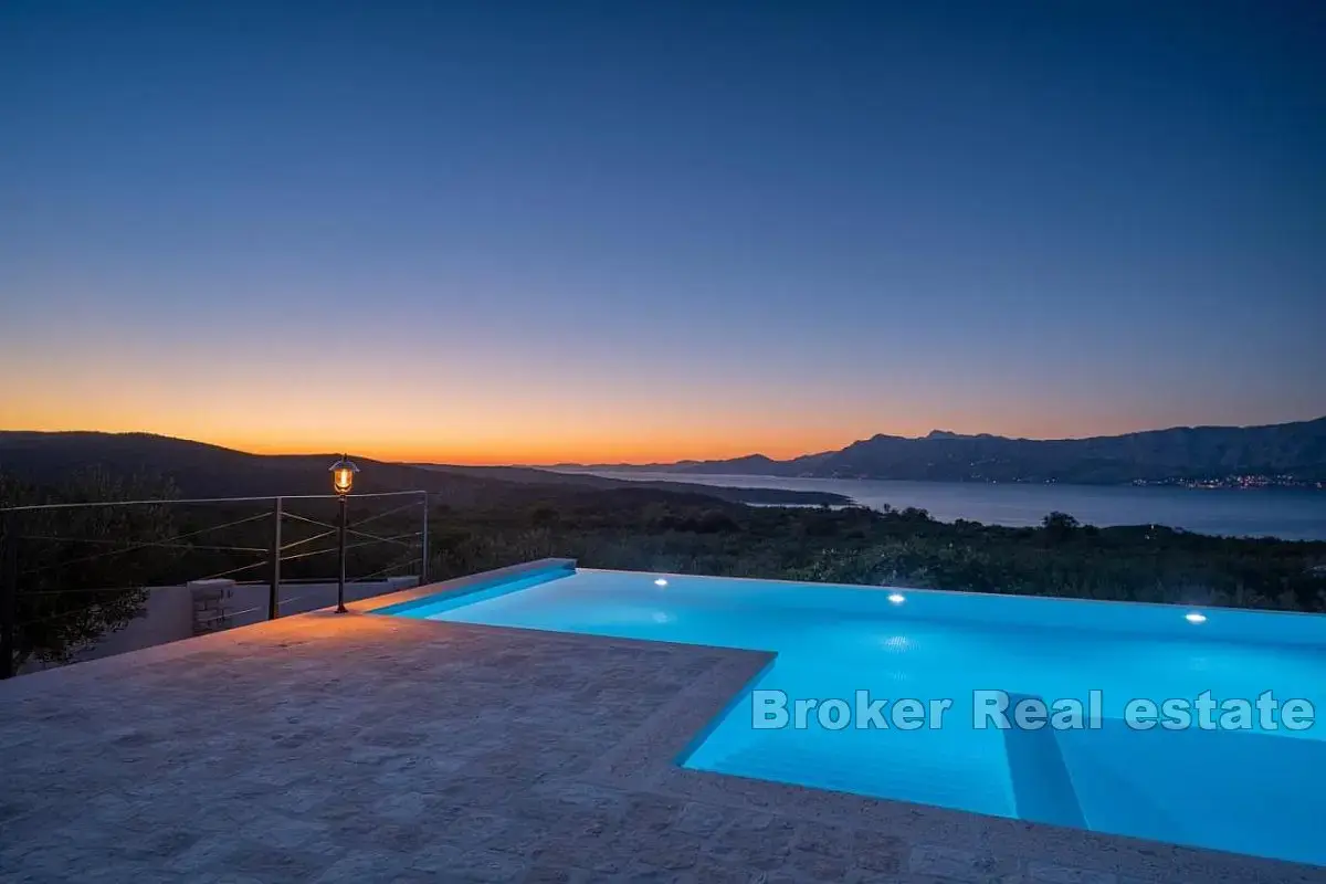 Una bella casa con piscina e una vista unica