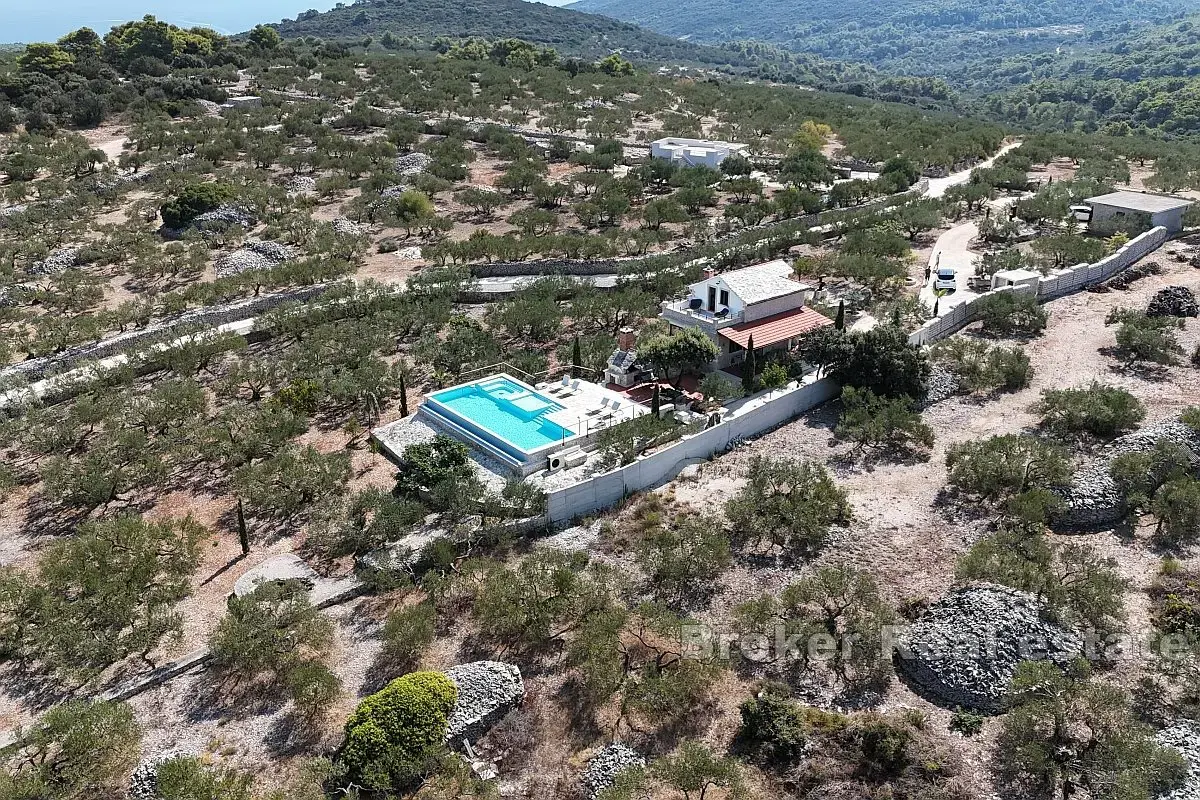 Una bella casa con piscina e una vista unica