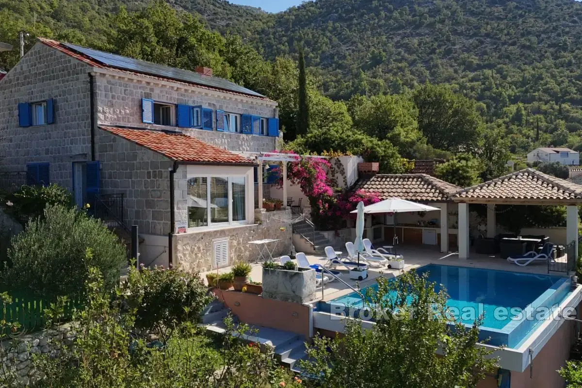 Una villa in pietra con piscina e una vista incantevole sul mare