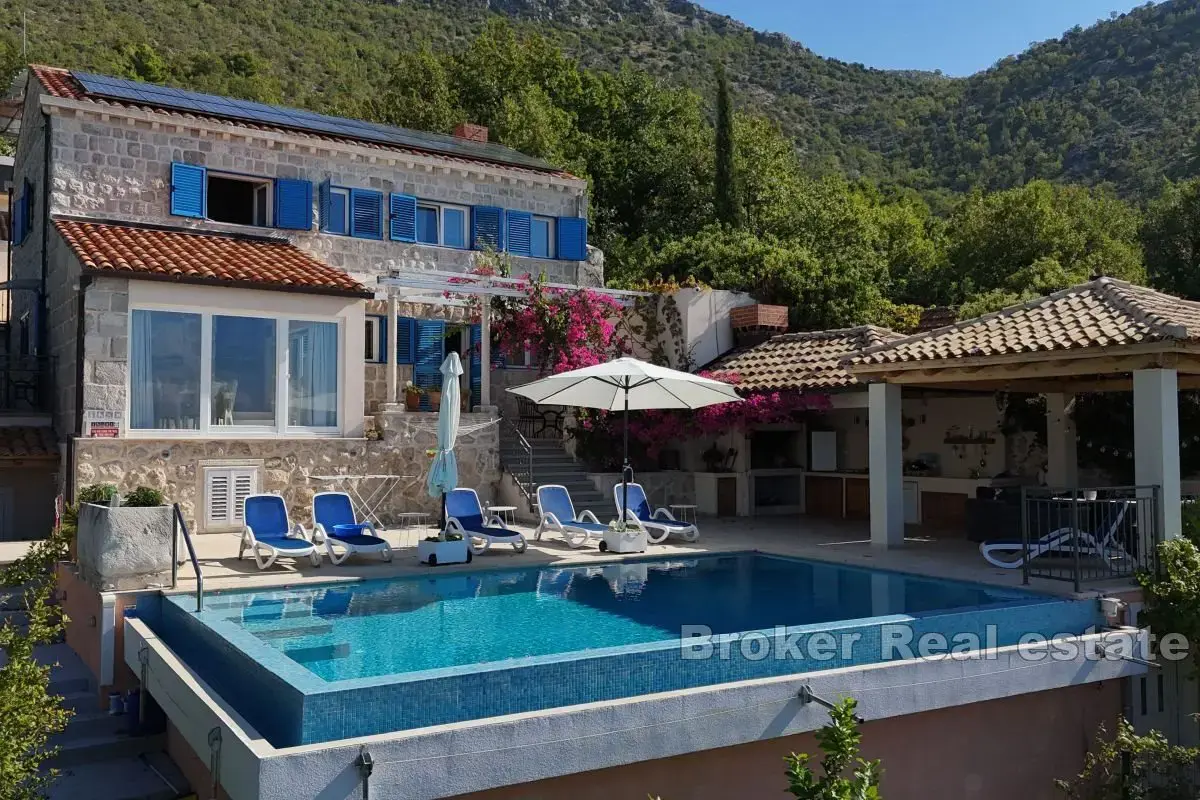 Una villa in pietra con piscina e una vista incantevole sul mare