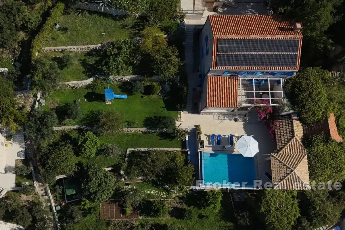 Una villa in pietra con piscina e una vista incantevole sul mare