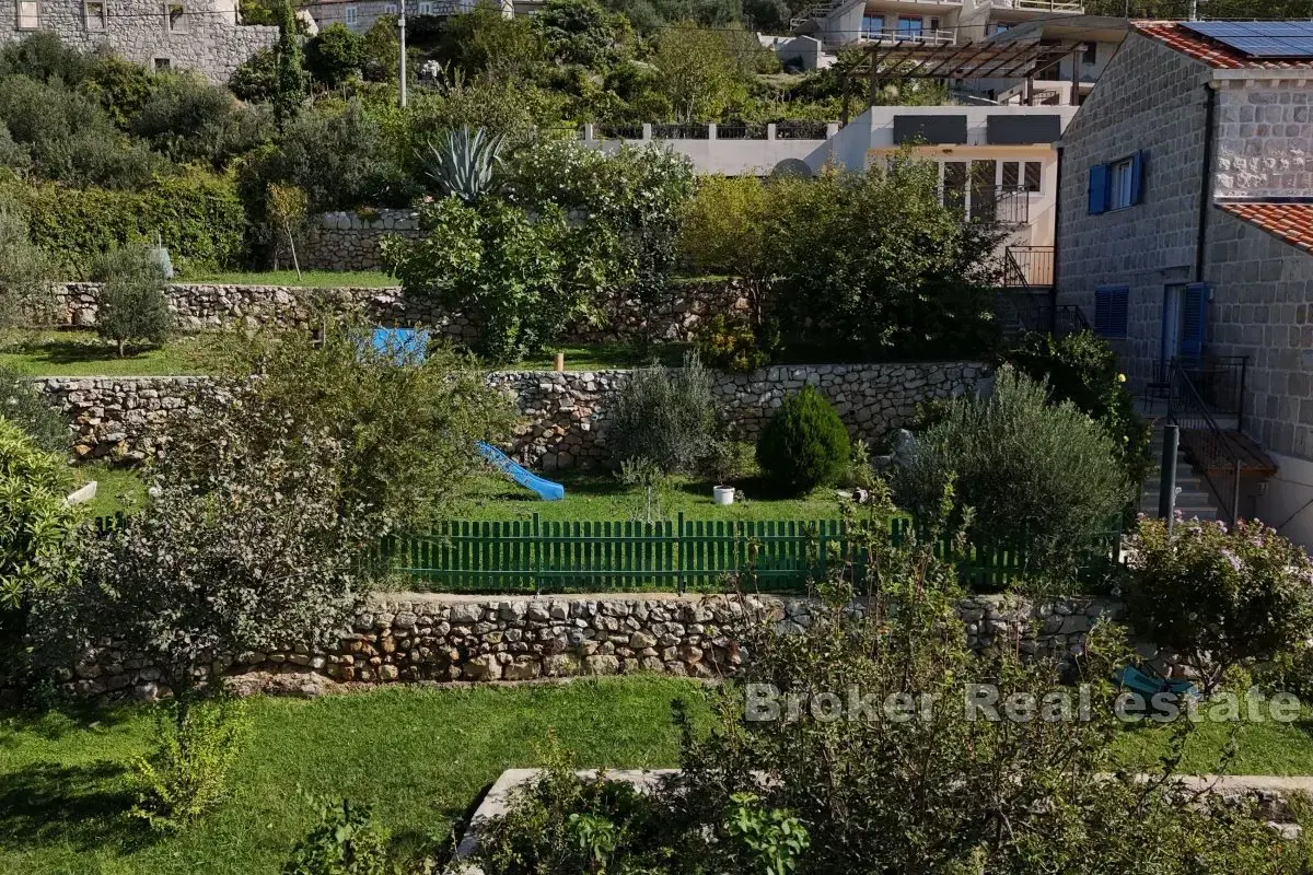 Una villa in pietra con piscina e una vista incantevole sul mare