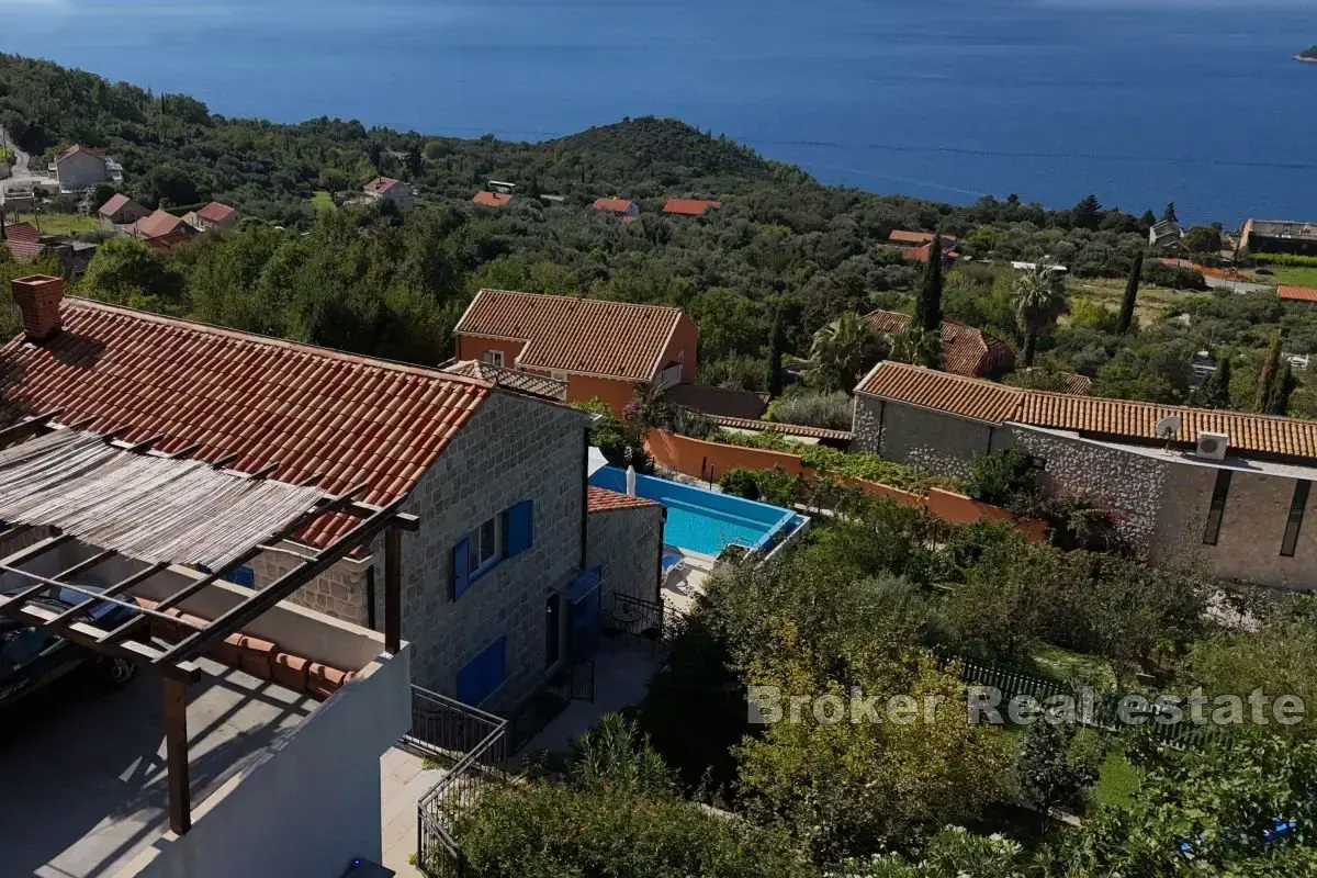 Una villa in pietra con piscina e una vista incantevole sul mare