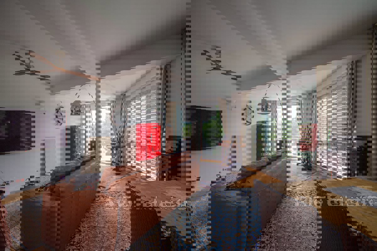 Villa con piscina, vicino al mare