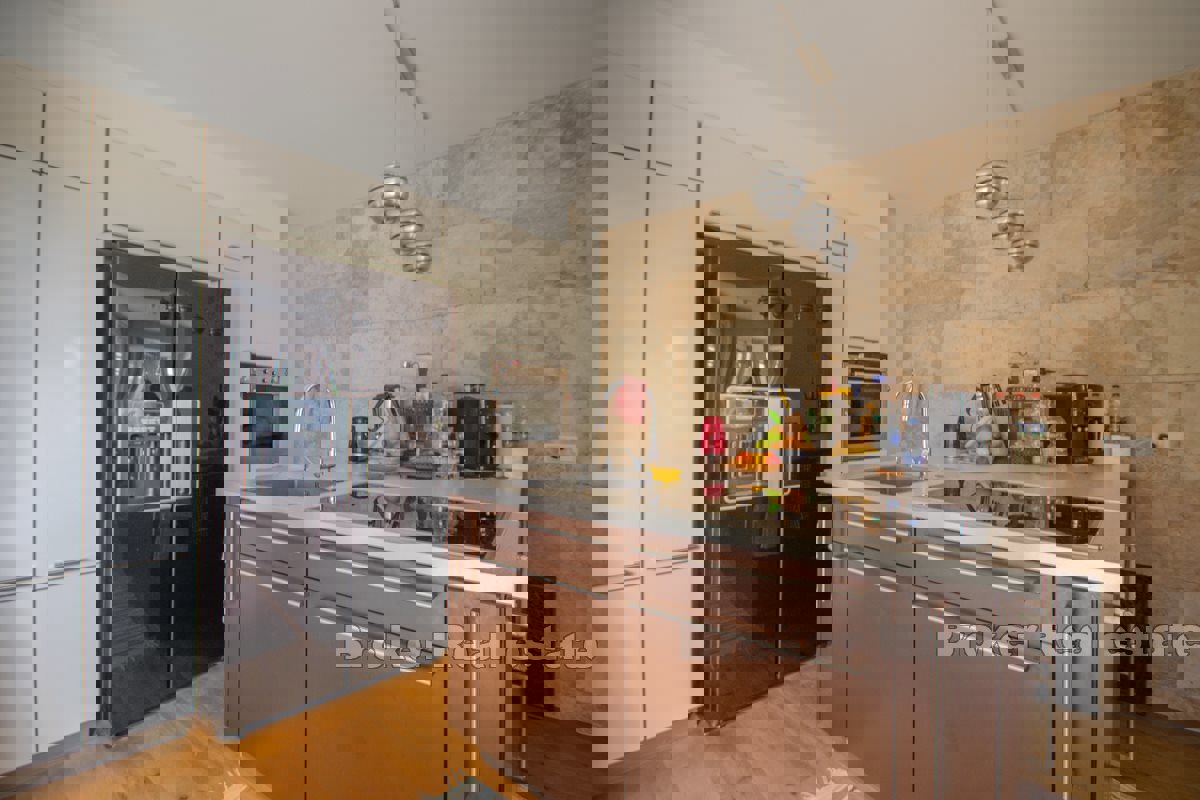 Villa con piscina, vicino al mare