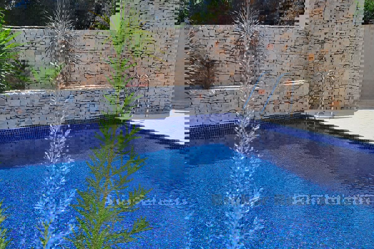 Villa con piscina, vicino al mare