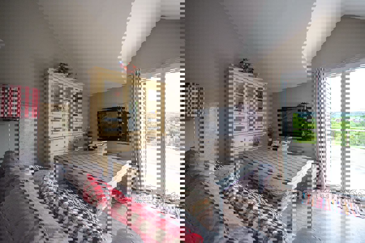 Villa con piscina, vicino al mare