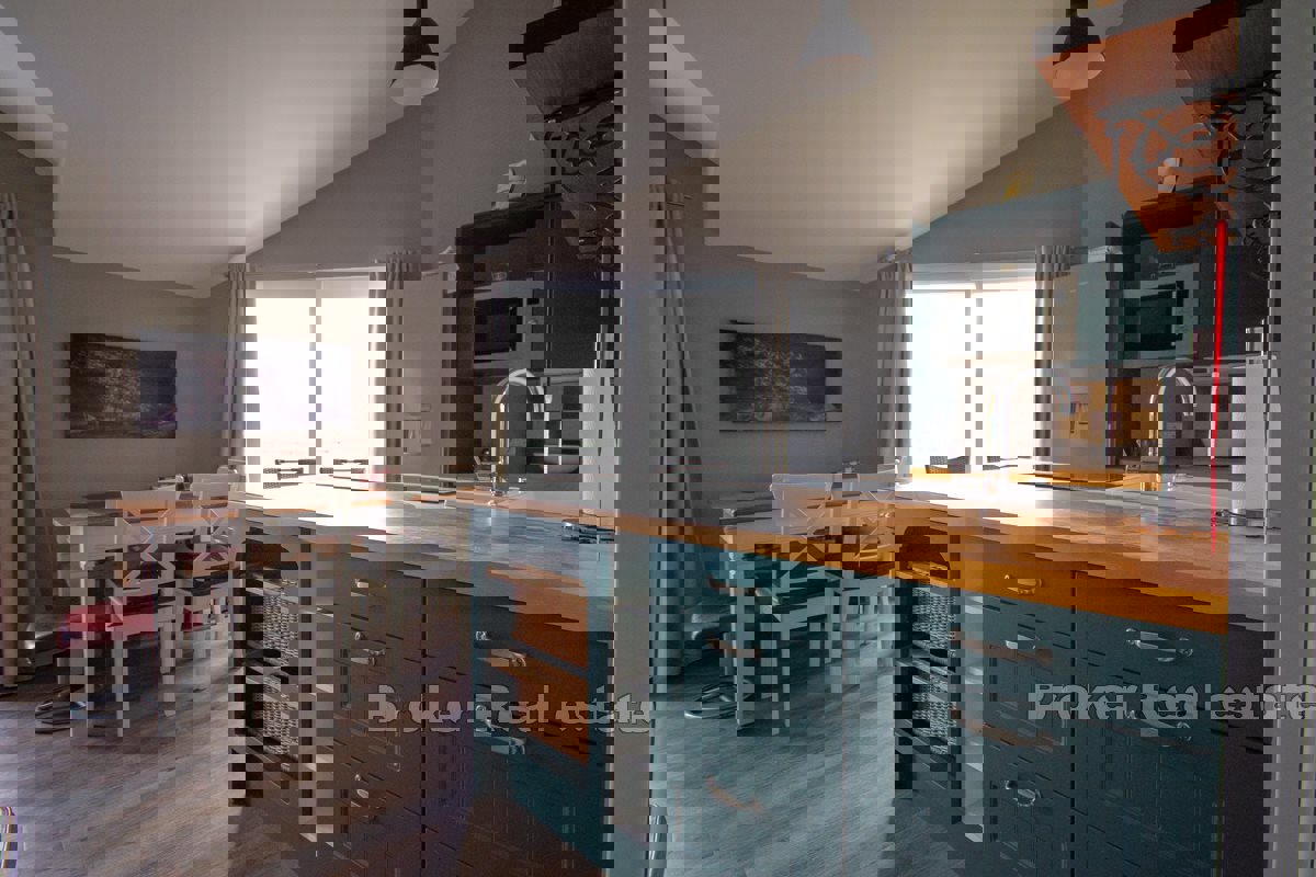 Villa con piscina, vicino al mare