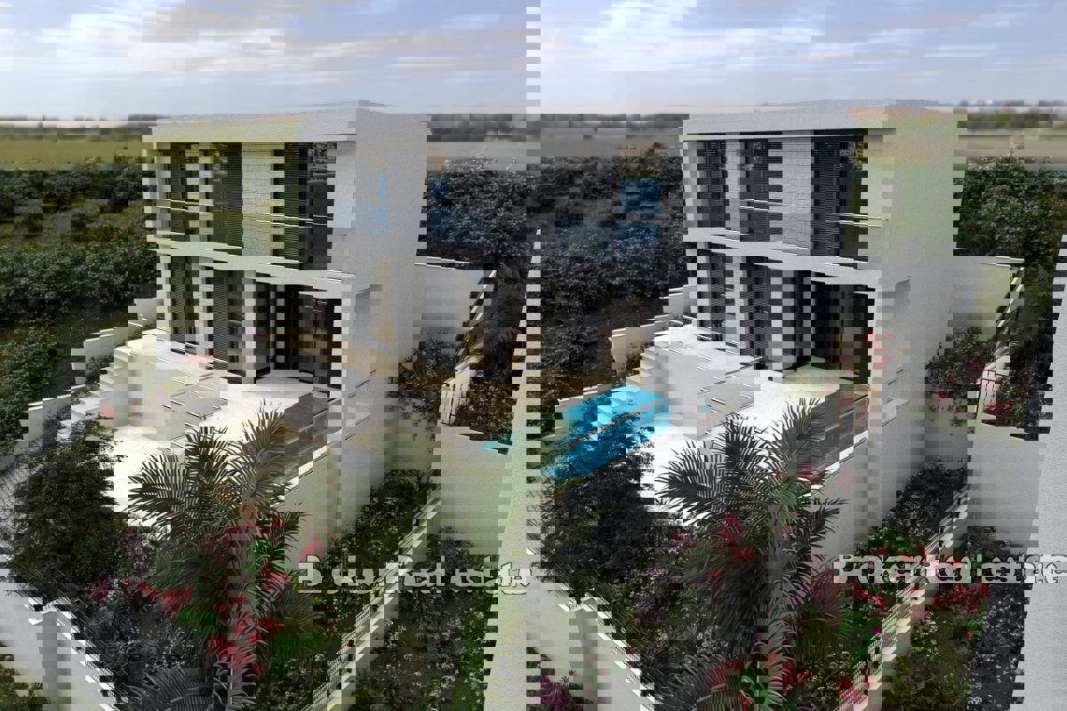 Villa con piscina vicino al mare