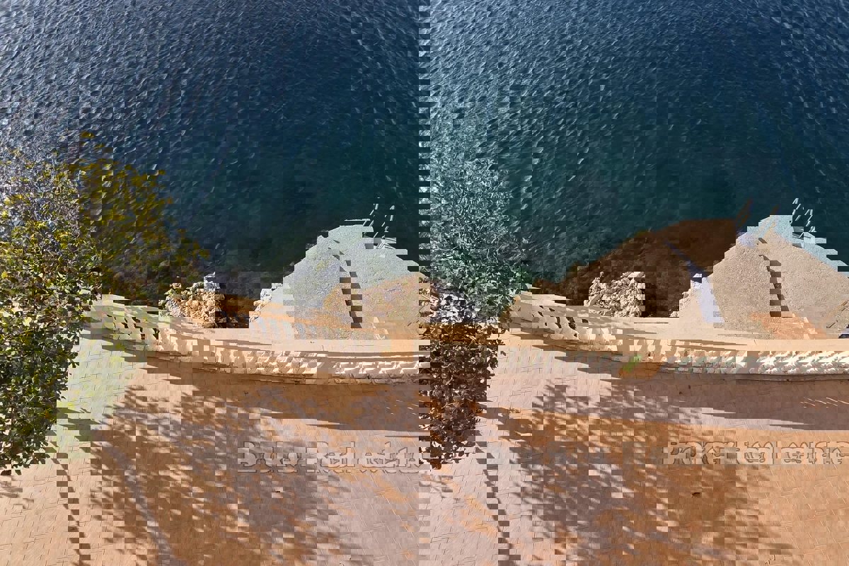 Casa con accesso privato al mare e spiaggia di cemento