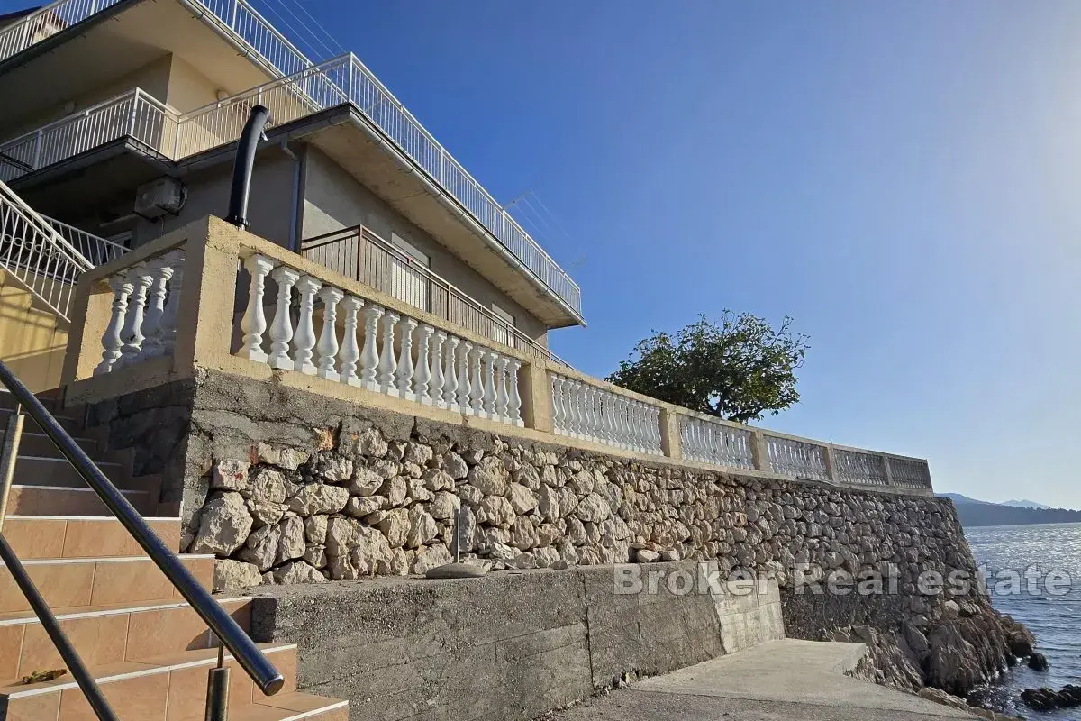 Casa con accesso privato al mare e spiaggia di cemento