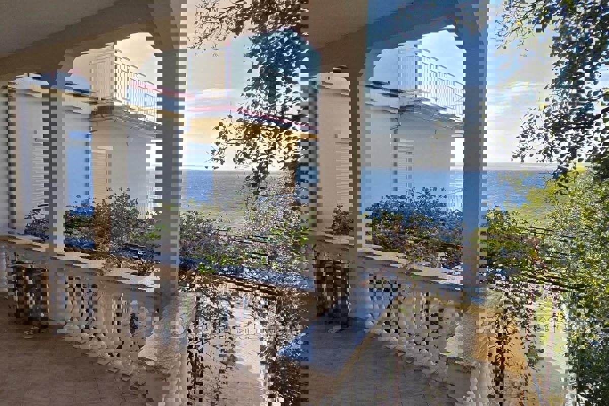 Casa con accesso privato al mare e spiaggia di cemento