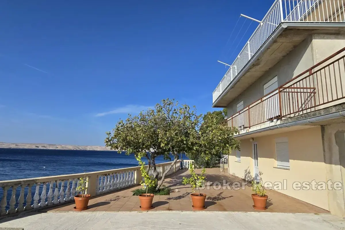 Casa con accesso privato al mare e spiaggia di cemento