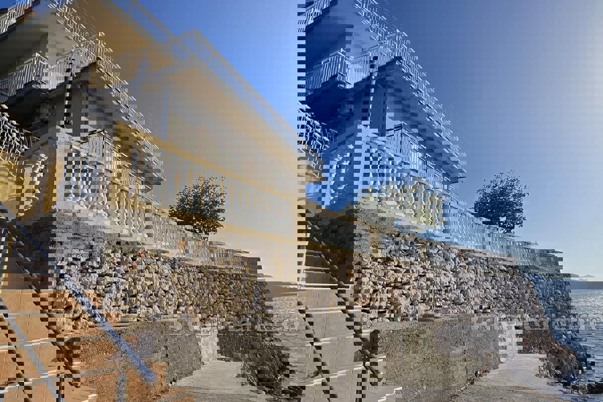 Casa con accesso privato al mare e spiaggia di cemento