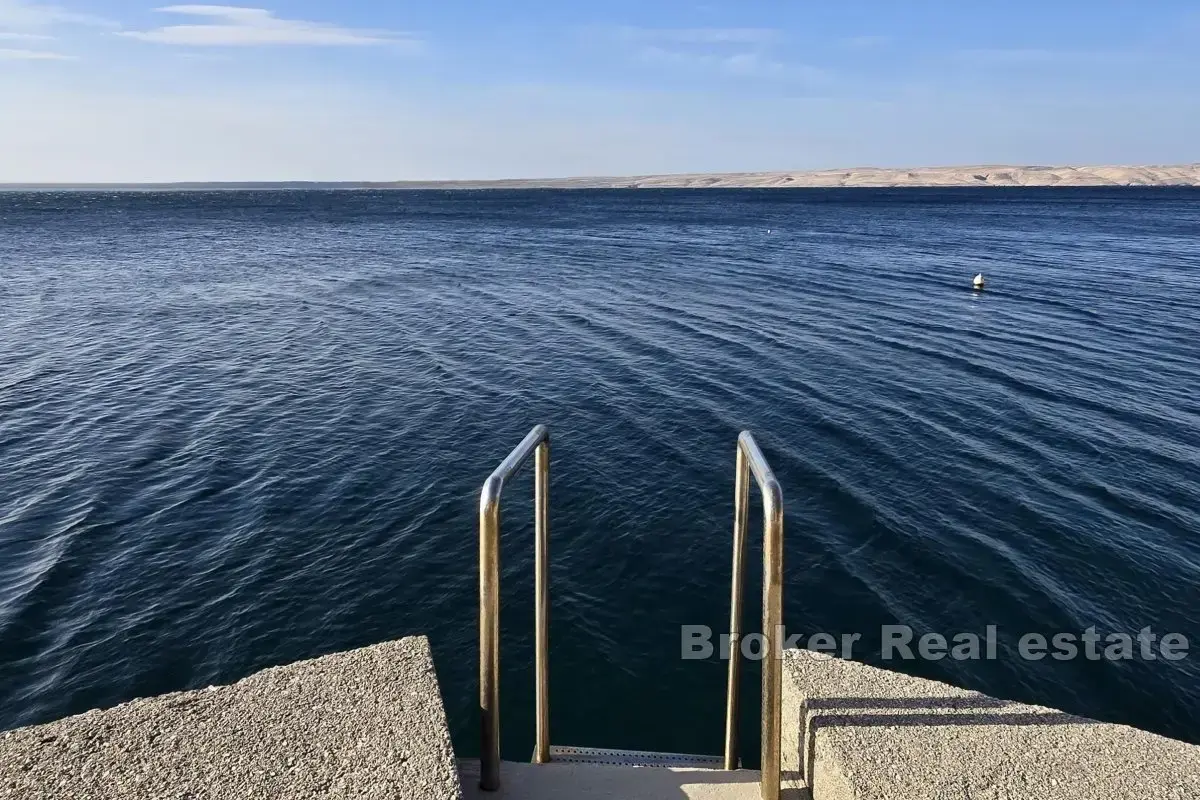 Casa con accesso privato al mare e spiaggia di cemento