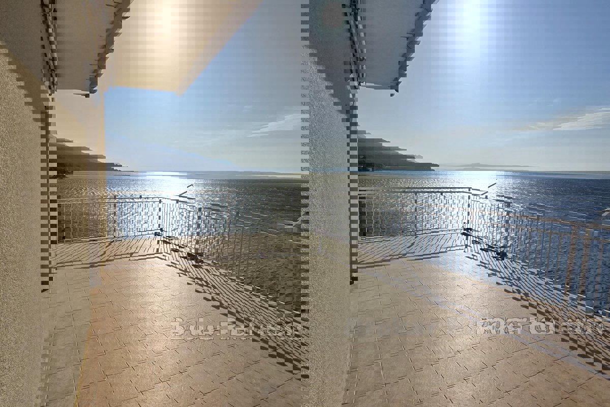 Casa con accesso privato al mare e spiaggia di cemento