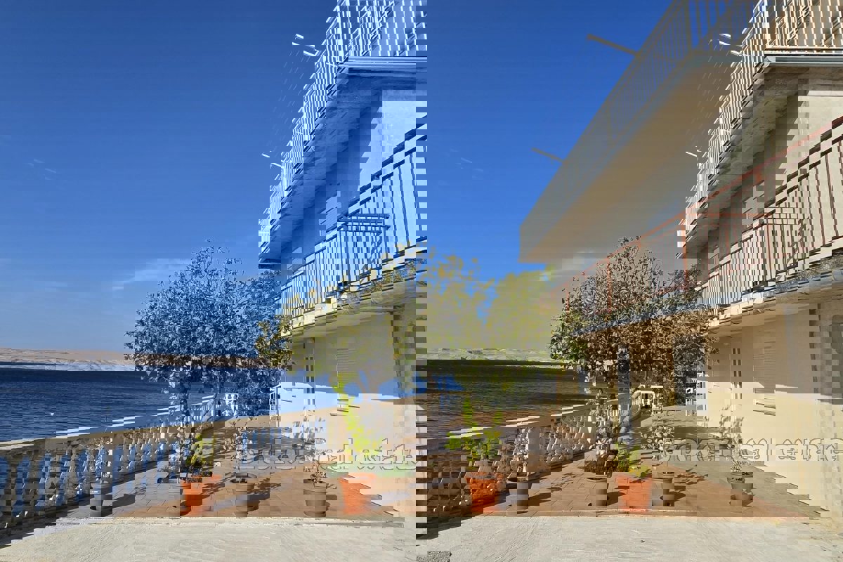 Casa con accesso privato al mare e spiaggia di cemento