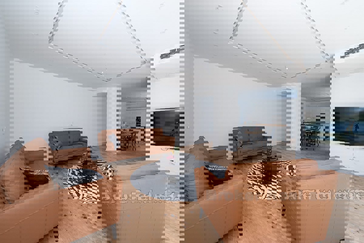 Villa con piscina e garage