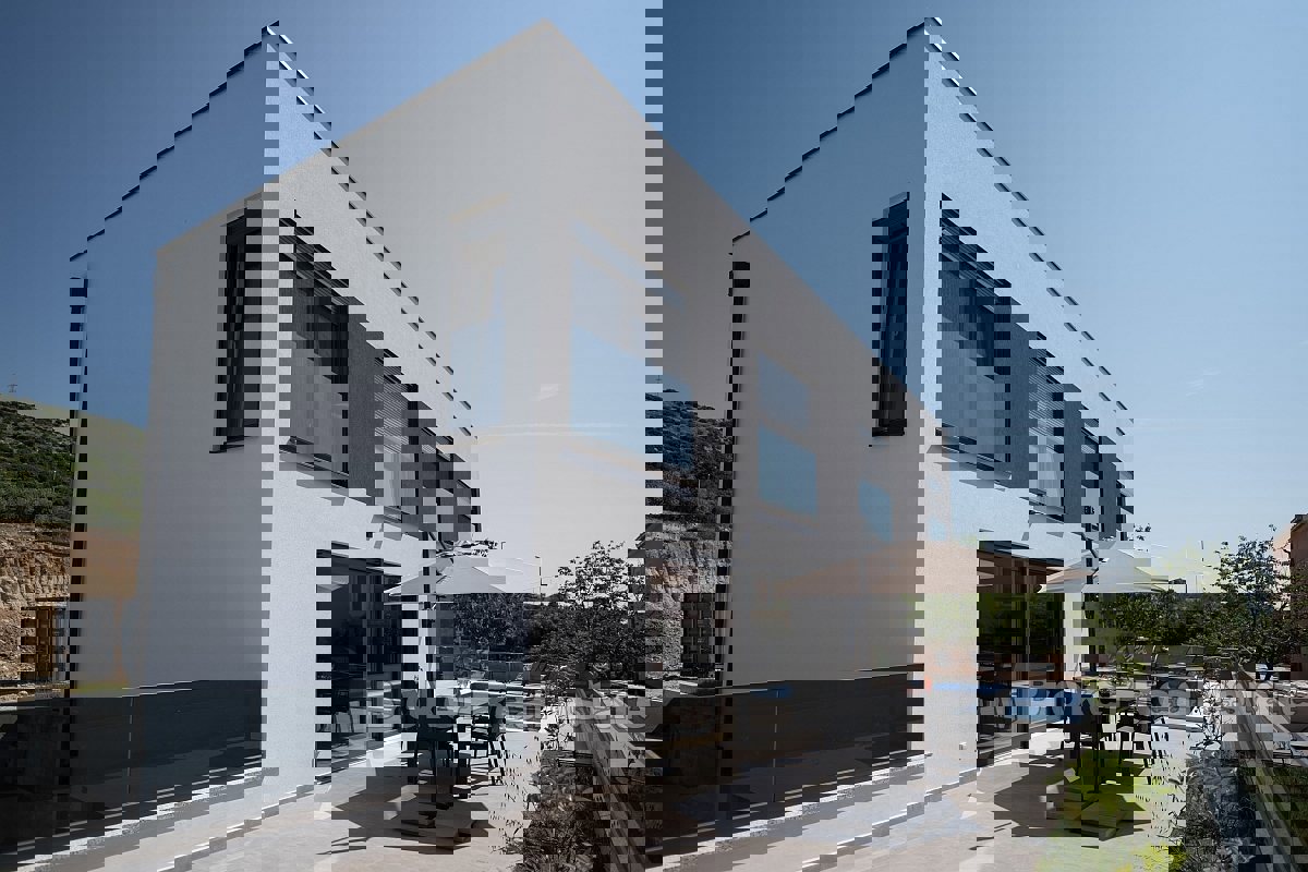 Villa con piscina e garage