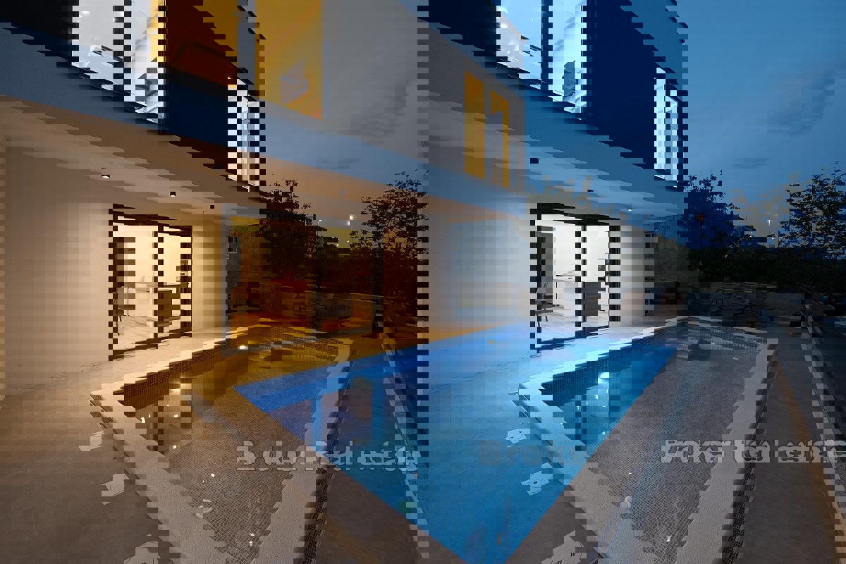 Villa con piscina e garage