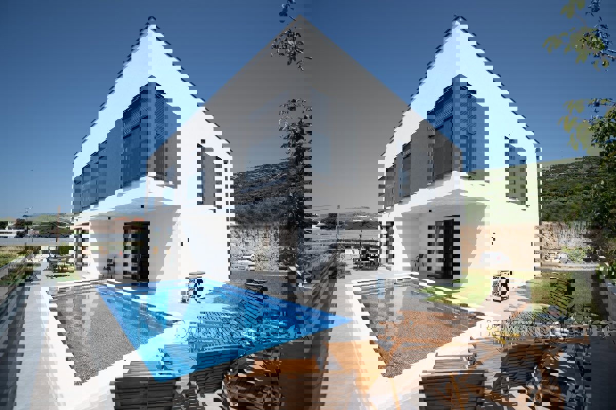 Villa con piscina e garage