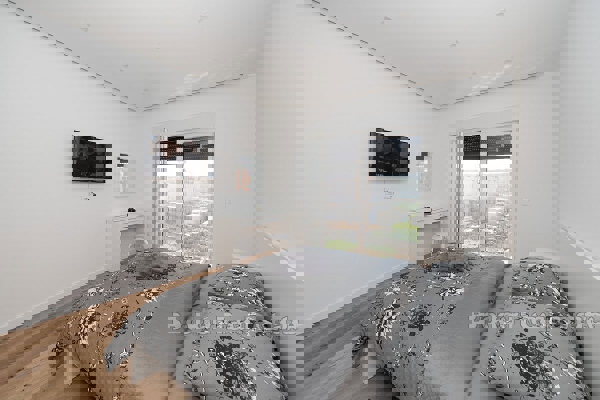 Villa con piscina e garage