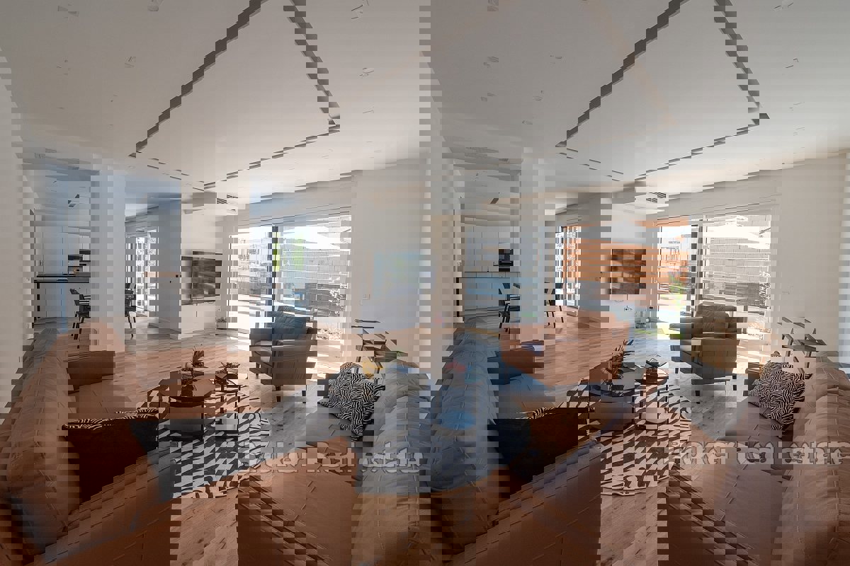 Villa con piscina e garage