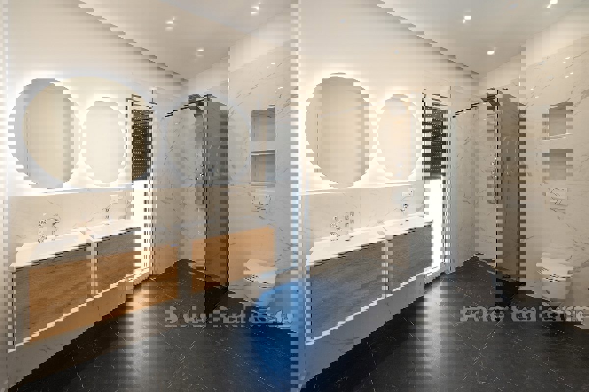 Villa con piscina e garage