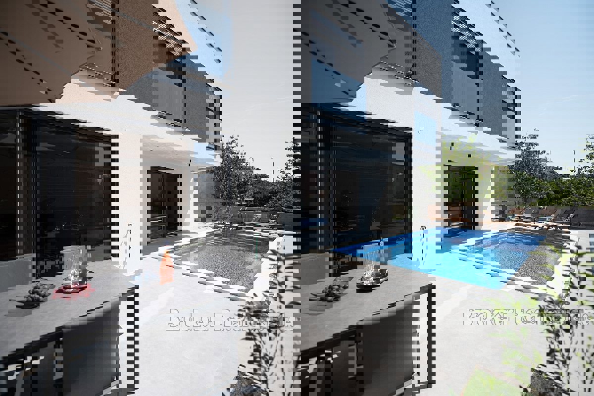 Villa con piscina e garage