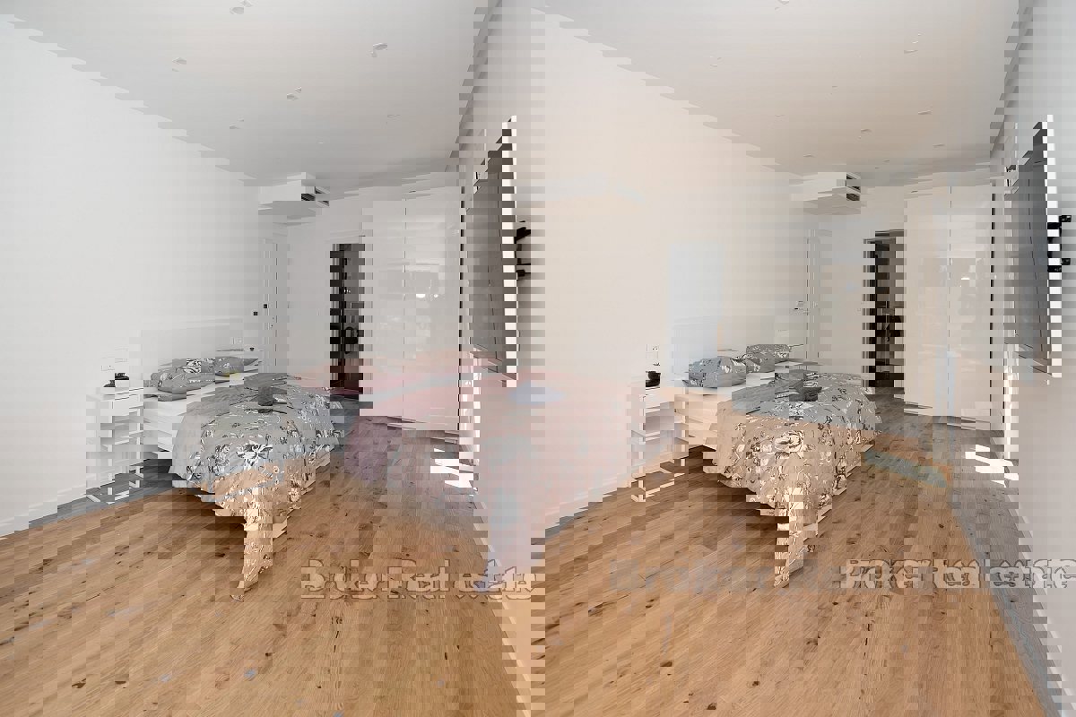 Villa con piscina e garage